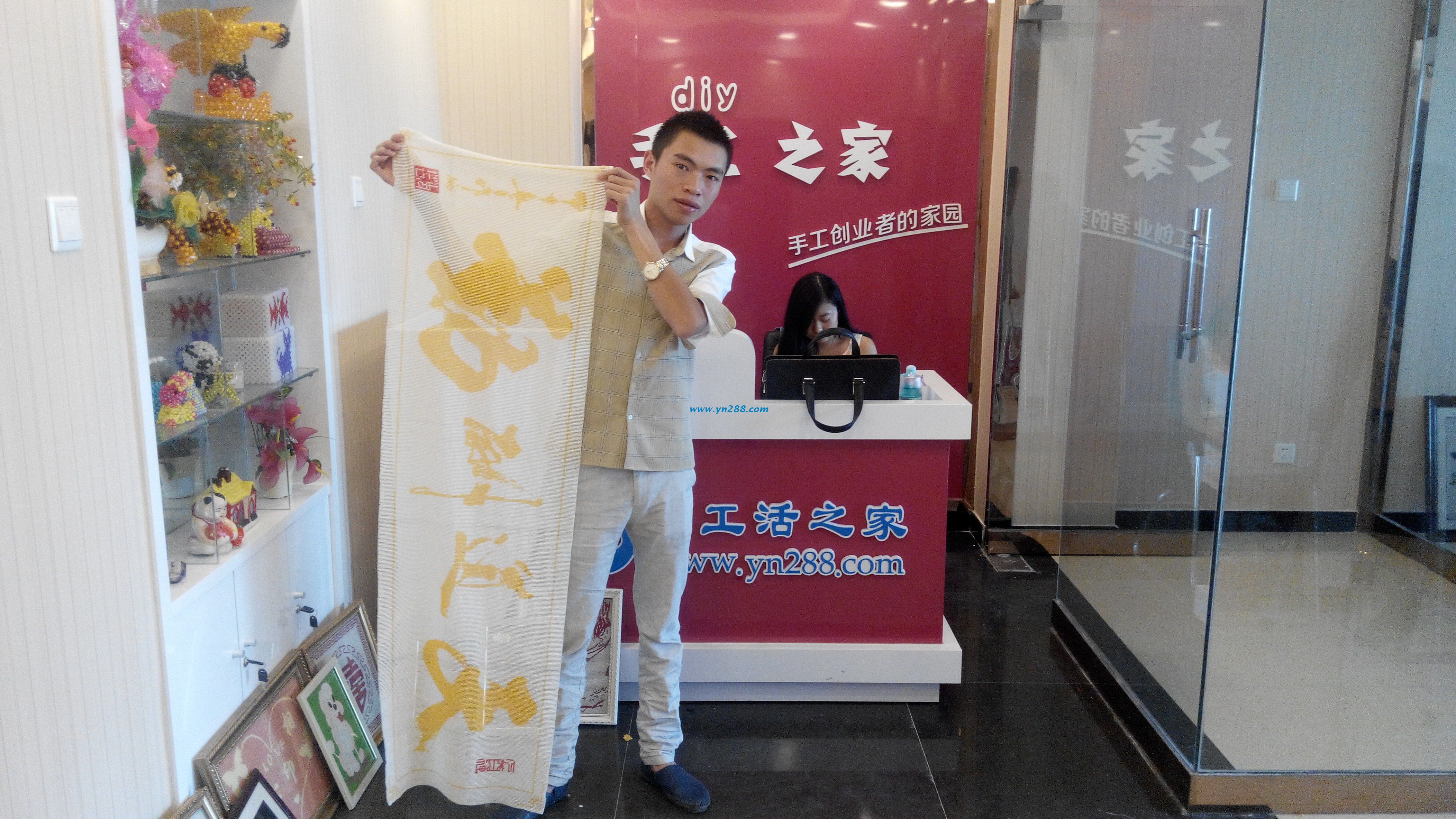 貴州小伙在家做手工活加工，創(chuàng)業(yè)精神令人感動(dòng)(圖1)