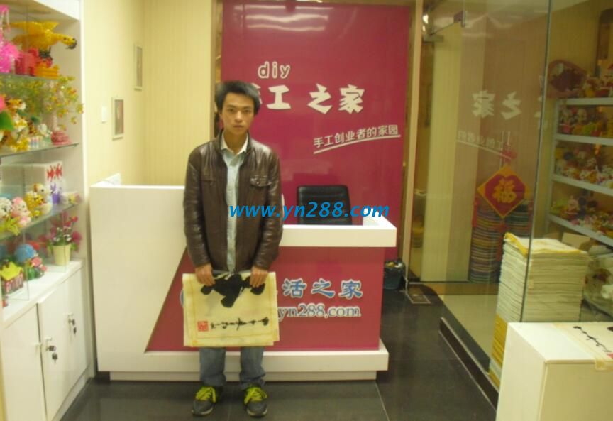 云南昭通89年小伙子串珠打樣 云南昭通89年小伙子串珠打樣