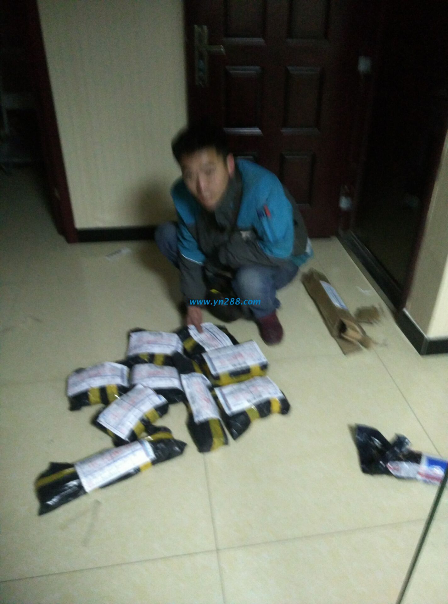  武安小夫妻帶寶寶來(lái)找手工活，沒(méi)有編號(hào)被婉拒