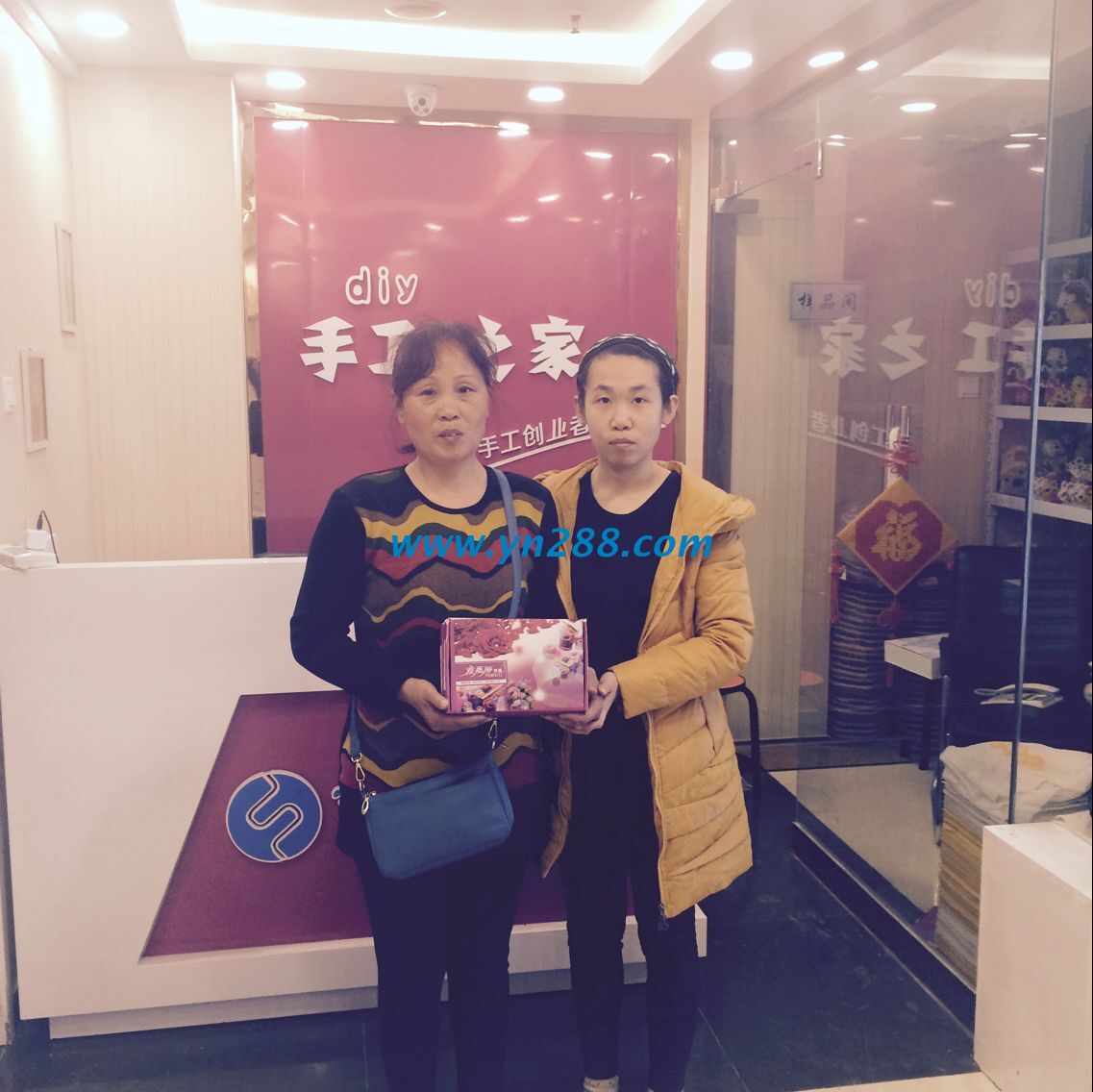 西安戶縣張女士初學(xué)珠繡忘壓線導(dǎo)致作品松散，手工活之家現(xiàn)場(chǎng)指導(dǎo)至熟練(圖1)