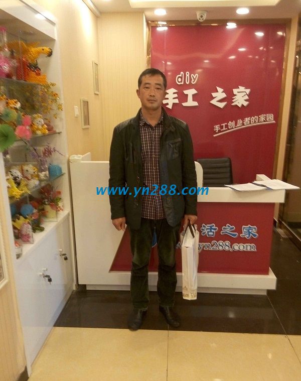 河南新鄉(xiāng)翟大叔來手工活之家總部考察，欲組織村里閑散人員婦女做手工活(圖1)