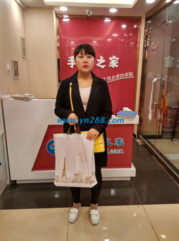 山西長(zhǎng)治手工愛(ài)好者張女士不遠(yuǎn)千里來(lái)手工活之家總部考察拿材料(圖1)