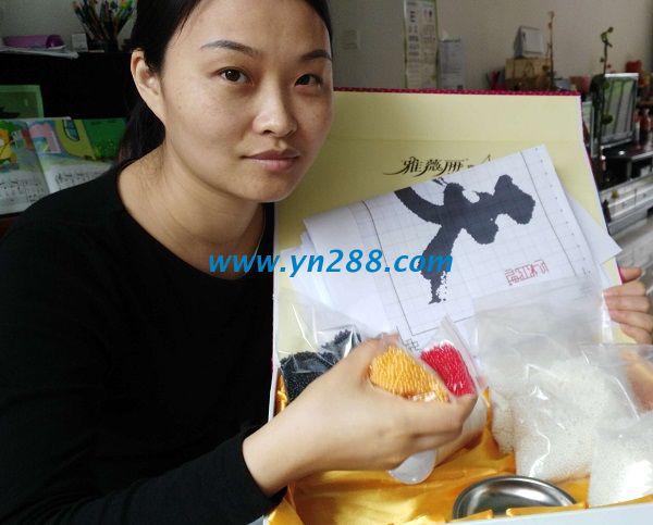廣東佛山白領(lǐng)人員劉女士業(yè)余時間兼職做手工活珠繡加工 廣東佛山白領(lǐng)人員劉女士業(yè)余時間兼職做手工活珠繡加工(圖1)