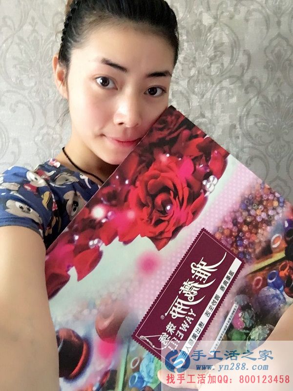 美女做手工活:陜西寶雞王女士業(yè)余時(shí)間做手工活串珠繡字畫(huà)增加收入 陜西寶雞王女士業(yè)余時(shí)間做手工活串珠繡字畫(huà)增加收入(圖1)