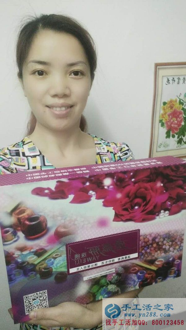 福建廈門肖女士熱衷于手工制作，業(yè)余時間做手工活串珠繡賺錢(圖1)