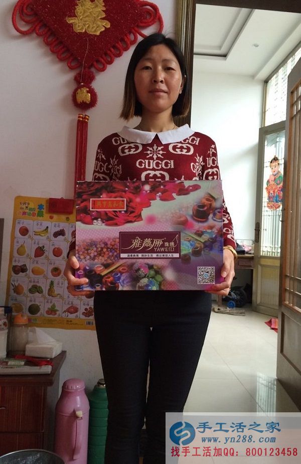 江蘇泰州婦女在家?guī)Ш⒆又嘧鍪止せ畲槔C，輕松賺加工費(圖1)