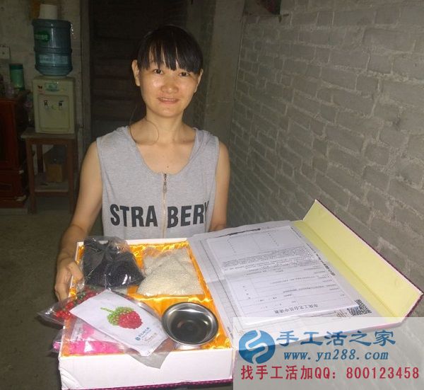 上有老下有小生活壓力大，廣東佛山李女士業(yè)余時(shí)間做手工活賺外快(圖1)