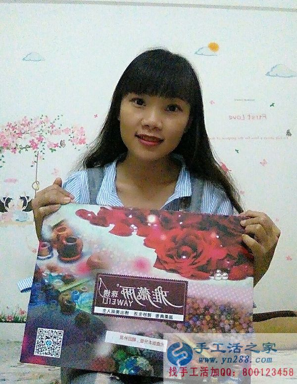 海南三亞雷女士在家做手工活串珠繡賺錢，自稱比上班都強(qiáng)！(圖1)