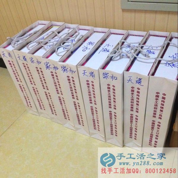 手工活之家外發(fā)加工2016年6月30日包貨 包裝好的串珠繡的禮盒和袋子