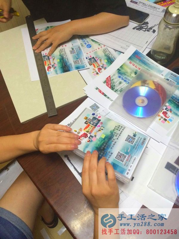 手工活之家外發(fā)加工2016年6月30日包貨 工作人員將串珠繡所需要的光盤進(jìn)行挑選