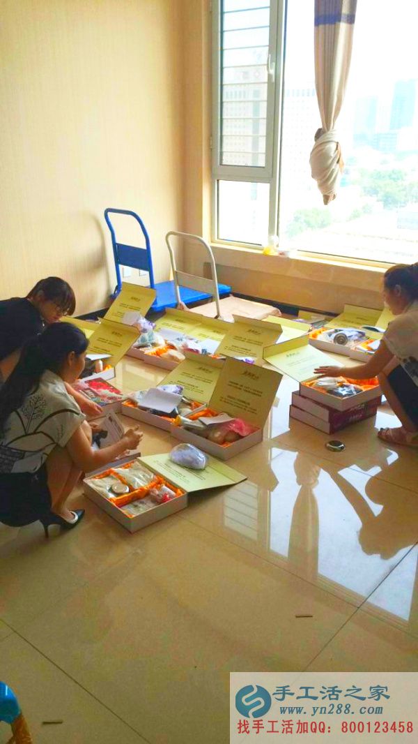 工作人員將禮盒一一檢查，包好