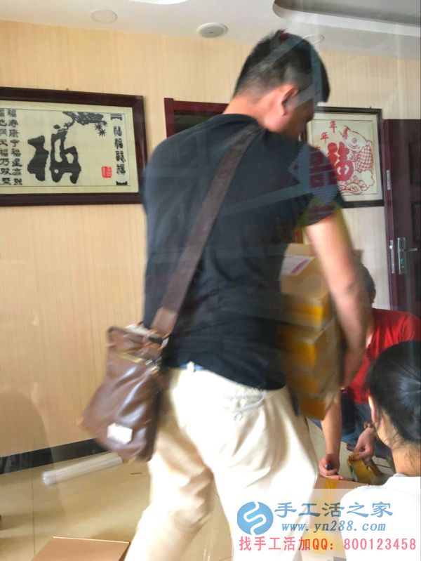 手工活之家外發(fā)加工2016年7月12日包貨記 禮盒進行二次包裝后,快遞小哥來搬貨