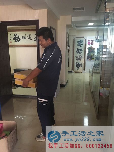 手工活之家外發(fā)加工2016年7月30日發(fā)貨記錄: 快遞小哥正在搬貨,被紙抽盒吸引的走不動(dòng)啦