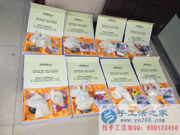 手工活之家外發(fā)加工2016年8月4日包貨記錄 工作人員正在往禮盒中放材料