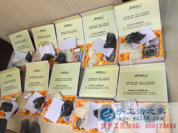 手工活之家外發(fā)加工2016年8月4日包貨記錄 工作人員將圖紙整理好放入禮盒中
