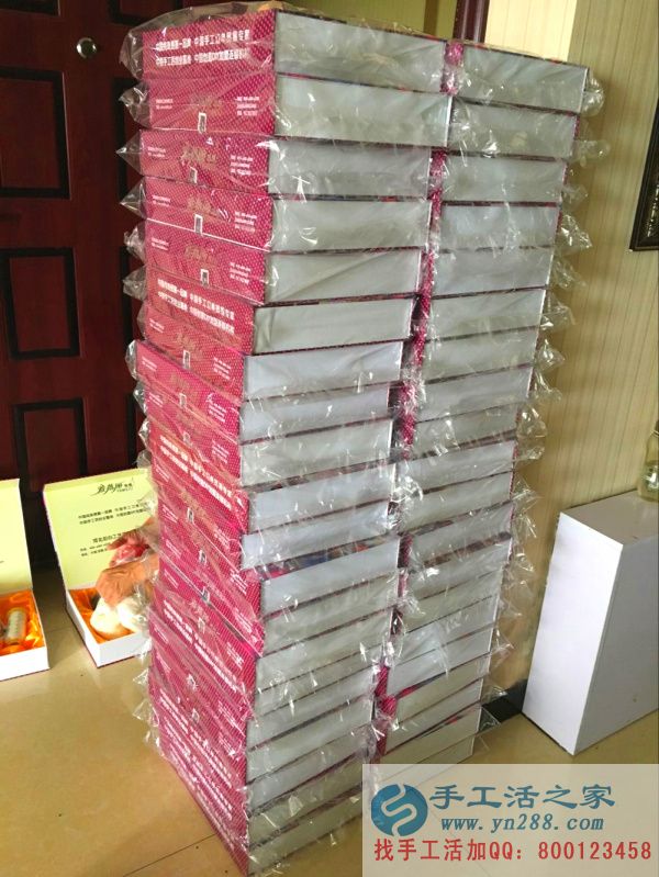 所有材料都放齊后，禮盒進行密封中