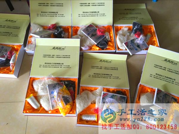 手工活之家網(wǎng)的員工將串珠繡所需要的材料、工具、光盤放入禮盒中