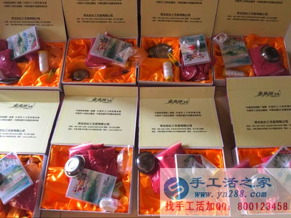 紅色仿珍珠、特制線、光盤放入禮盒中