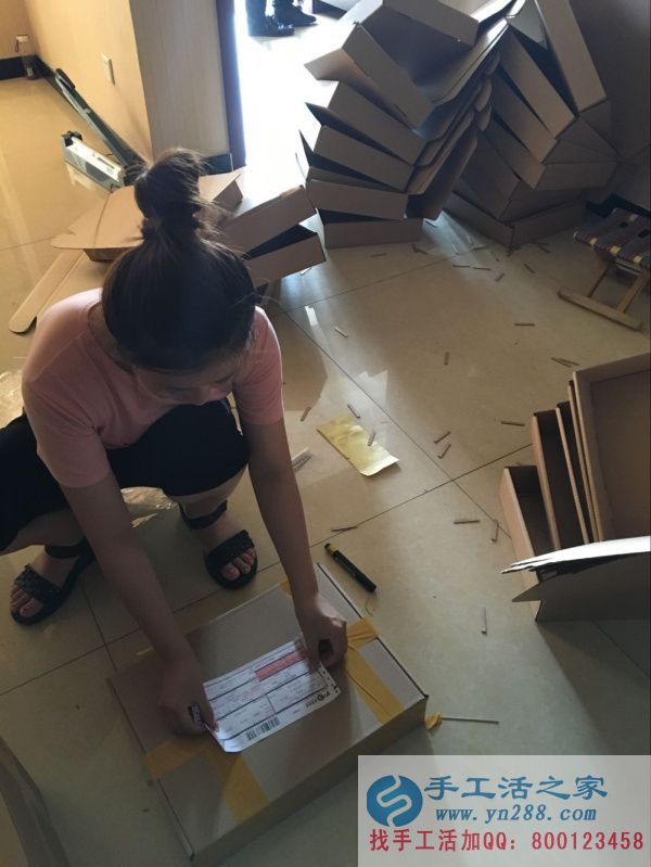 最后一步，貼上快遞單靜靜等待