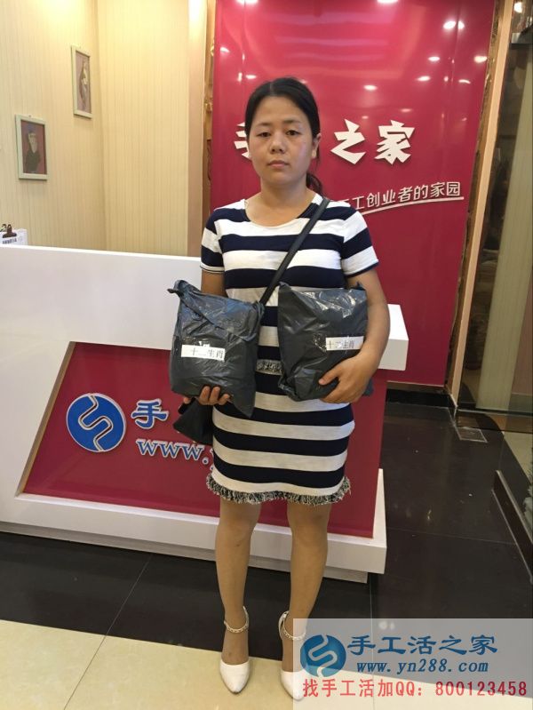 驗(yàn)收合格后，河南客戶又拿了兩套作品，回家等待加工費(fèi)
