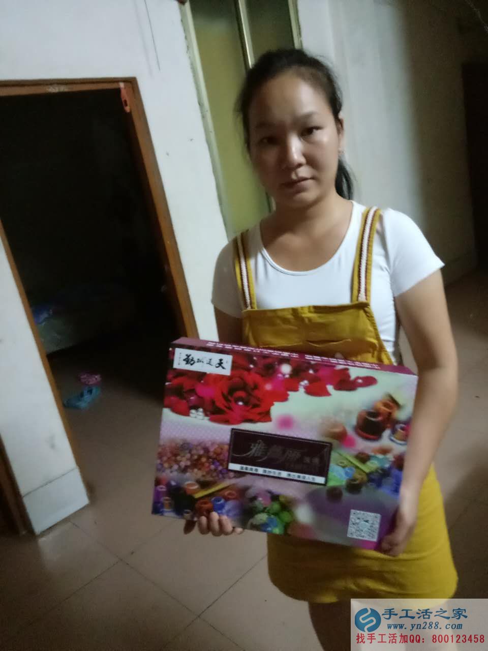 廣西百色哪里有手工活外發(fā)加工的，黃女士在家做手工活串珠加工補貼家用