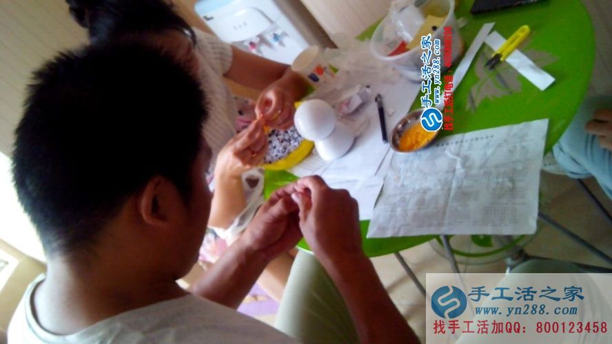 河南濟(jì)源退伍軍人王先生來手工活之家尋找合作項(xiàng)目，看好串珠繡產(chǎn)品加工