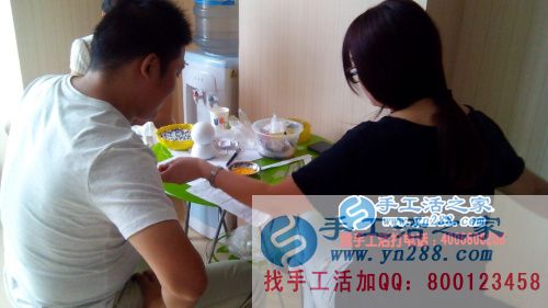 河南濟(jì)源退伍軍人王先生來手工活之家尋找合作項(xiàng)目，看好串珠繡產(chǎn)品加工