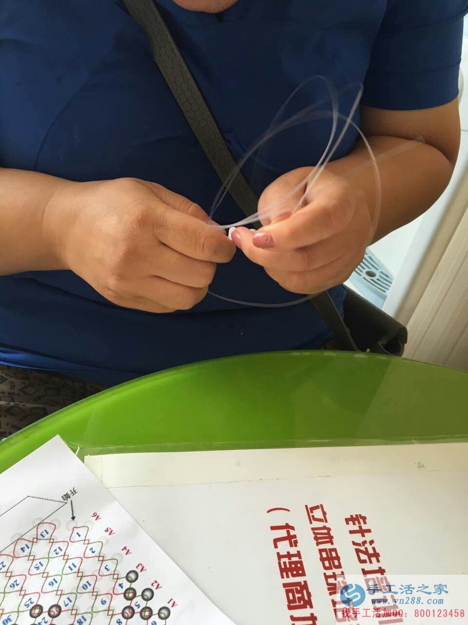 在家兼職工作有哪些？河南濟(jì)源農(nóng)村閆大姐帶孩子做串珠繡