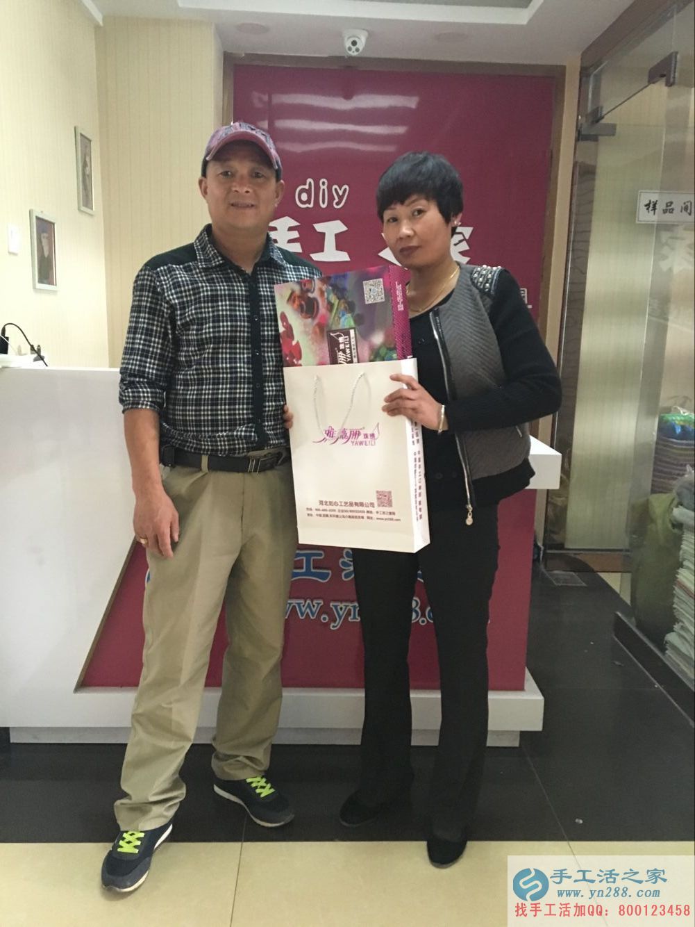 在家能做的兼職，邢臺(tái)理發(fā)店老板前來手工活之家做串珠加工外發(fā)