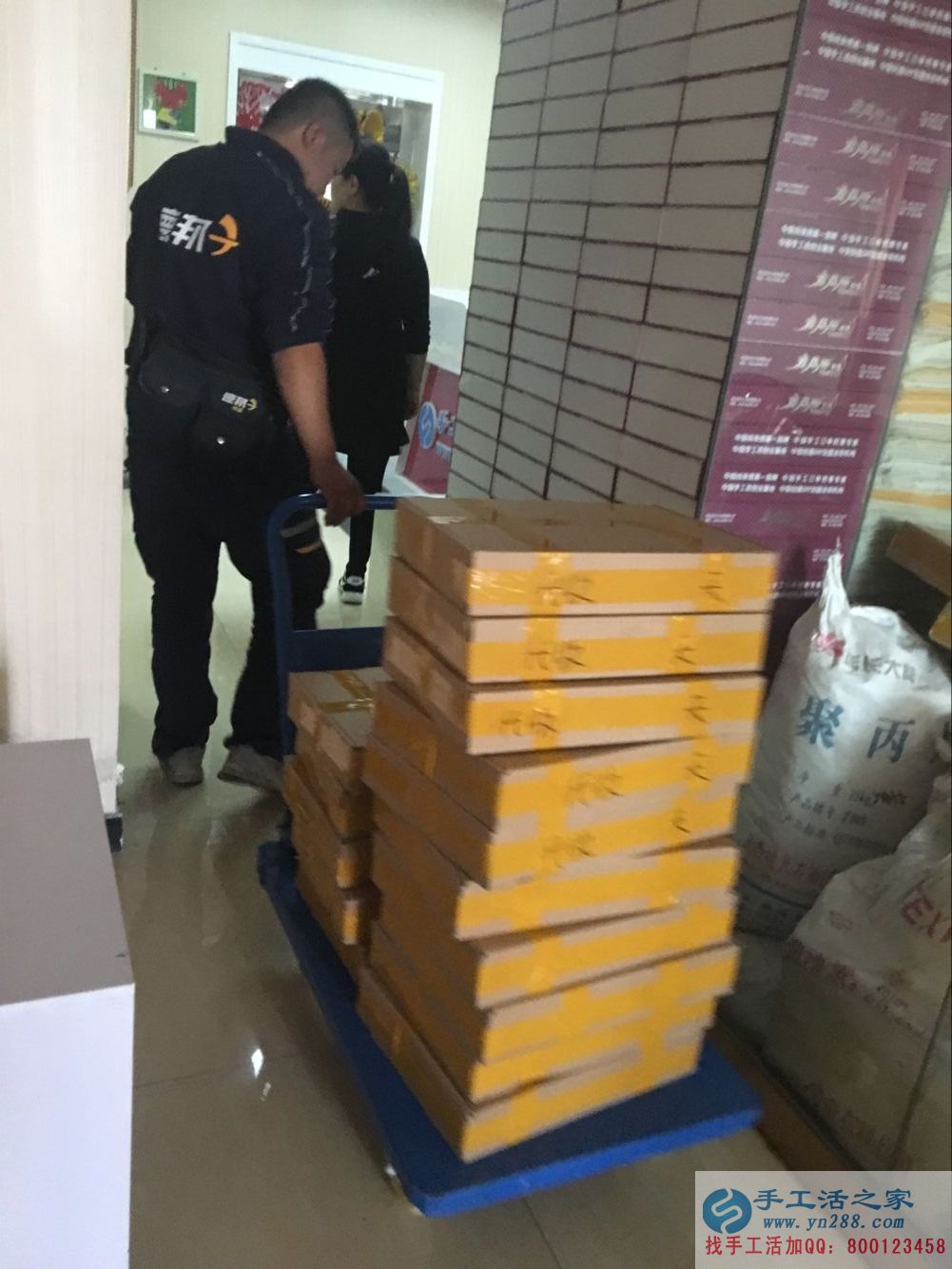 在家能做的兼職，邢臺(tái)理發(fā)店老板前來手工活之家做串珠加工外發(fā)
