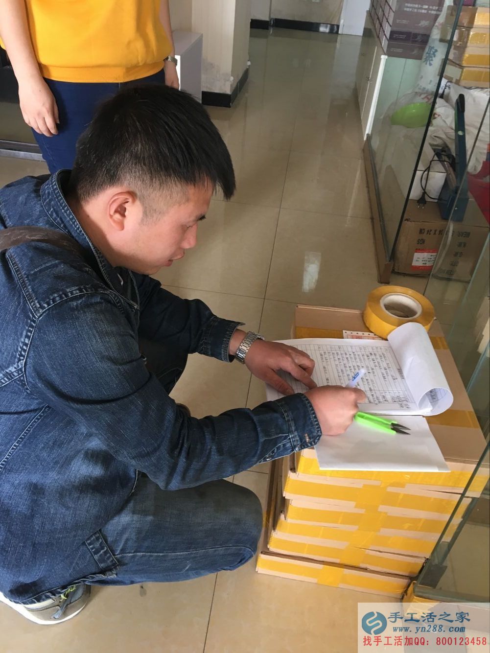 在家能做的兼職，邢臺(tái)理發(fā)店老板前來手工活之家做串珠加工外發(fā)