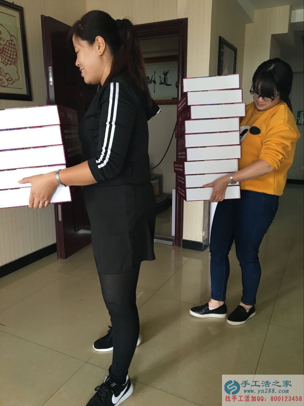 在家能做的兼職，邢臺(tái)理發(fā)店老板前來手工活之家做串珠加工外發(fā)——手工活之家員工正在準(zhǔn)備外發(fā)的材料