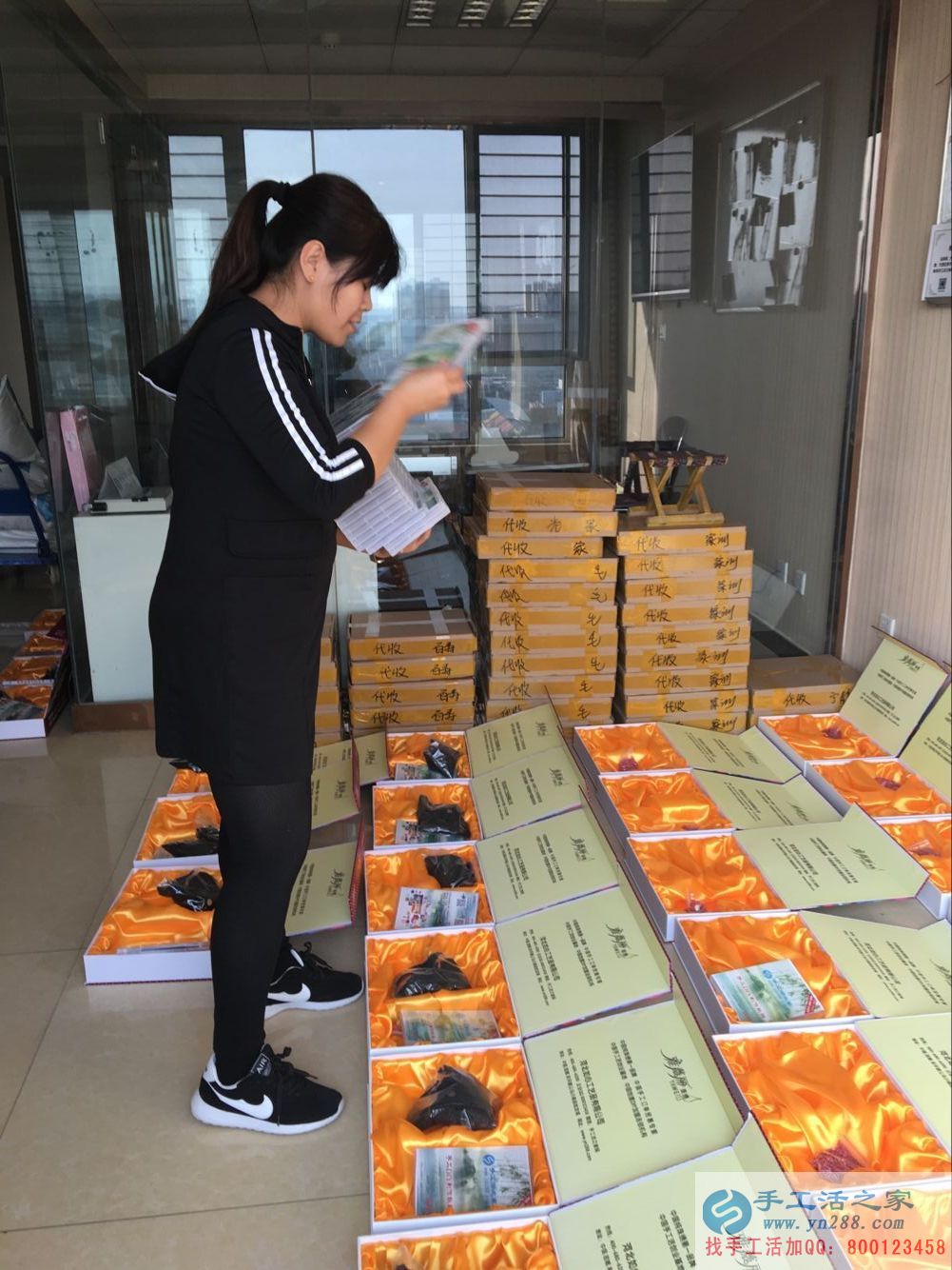 在家能做的兼職，邢臺(tái)理發(fā)店老板前來手工活之家做串珠加工外發(fā)