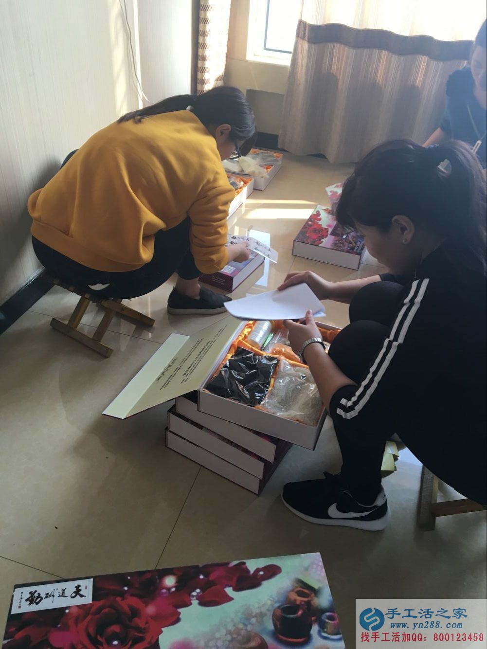 在家能做的兼職，邢臺(tái)理發(fā)店老板前來手工活之家做串珠加工外發(fā)