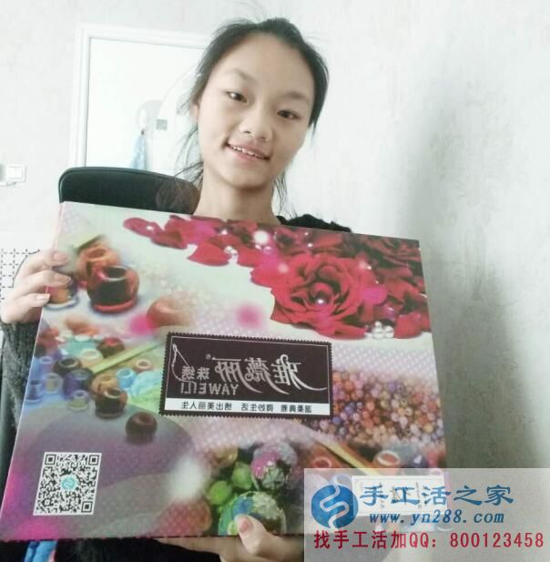 河南新鄉(xiāng)蔣女士找到在家賺錢的方法，做在家串珠手工活