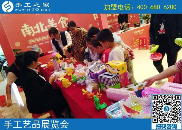 開糧店的老哥做彩珠繡，河南商水胡先生堅持做正規(guī)供料的手工活掙錢