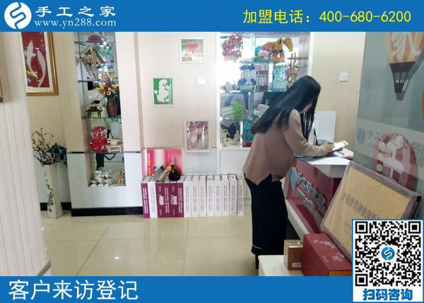 對(duì)這個(gè)可以寄到家做的手工活很滿意，四川瀘州李女士很樂(lè)意跟周圍的人分享