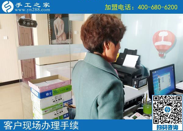 11月3日，找手工活做，可以帶回家做的手工活，手工之家的彩珠繡是首選。手工之家接待考察加工客戶剪影