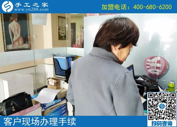 只能做足不出戶掙錢的免押金手工活，浙江湖州家庭婦女陸女士“無(wú)奈”得幸福