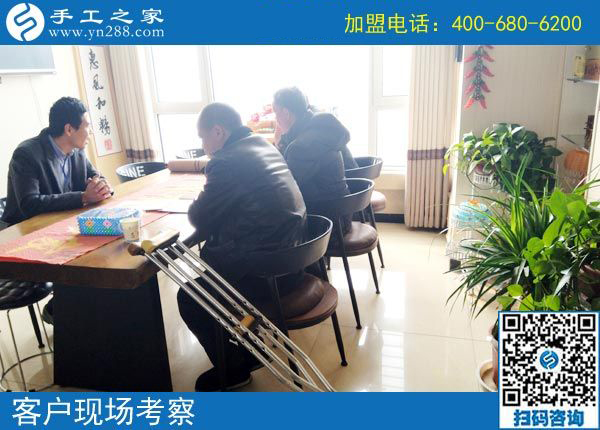 湖南一50歲殘疾老人拄著雙拐，2000多里路程來到手工之家為哪般？(圖2)