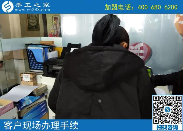 3月5日，沒(méi)有押金的手工活，在家做手工加工掙錢(qián)就選這個(gè)創(chuàng)業(yè)好項(xiàng)目，手工之家接待考察加工客戶(hù)剪影