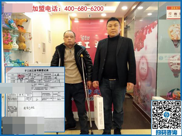 湖南一50歲殘疾老人拄著雙拐，2000多里路程來到手工之家為哪般？(圖1)
