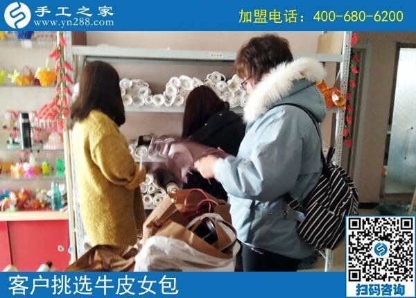 從外出打零工到在家掙錢，丈夫幫云南的永霞女士找到可以寄到家做的手工活，這次又結(jié)算500元