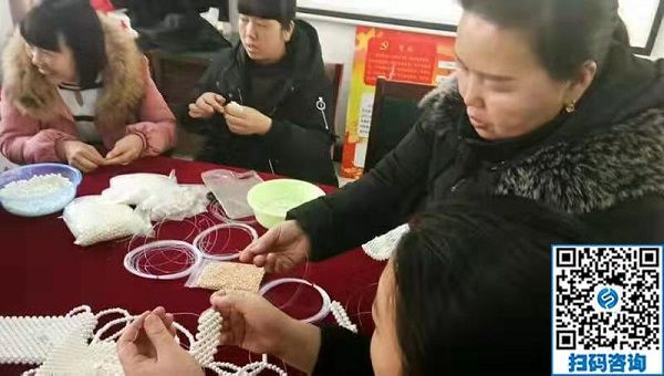 走進社區(qū)，讓珠繡手工成為大家脫貧致富的一件法寶！----記手工之家走進社區(qū)培訓串珠手工活動