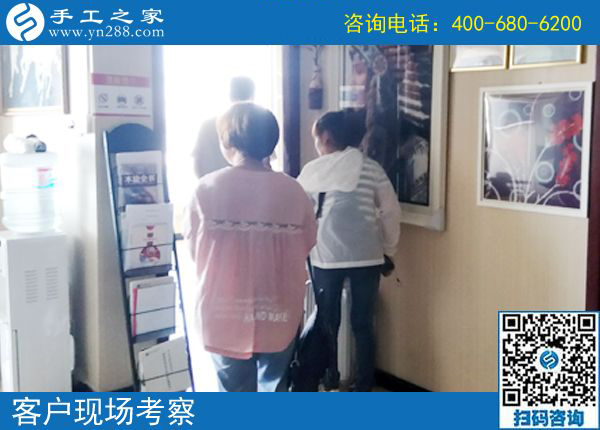 手工活在家要認(rèn)真做，河南林州郝女士帶著孩子做手工活外包掙錢