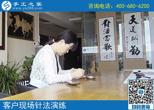 做這個正規(guī)供料的手工活掙錢了，江蘇連云港周女士的婆婆主動幫著帶娃
