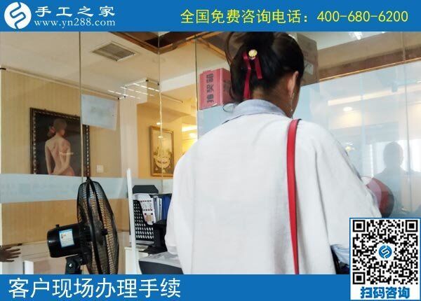 能給孩子買(mǎi)他喜愛(ài)的，福建莆田許女士做正規(guī)供料的手工活掙錢(qián)后