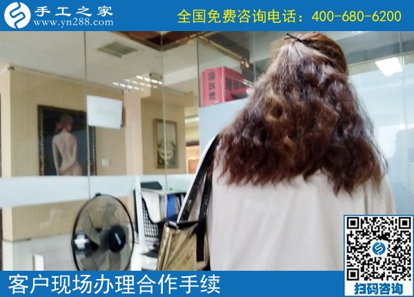天熱了，不出門，天津王女士與婆婆一起做正規(guī)供料的手工活掙錢