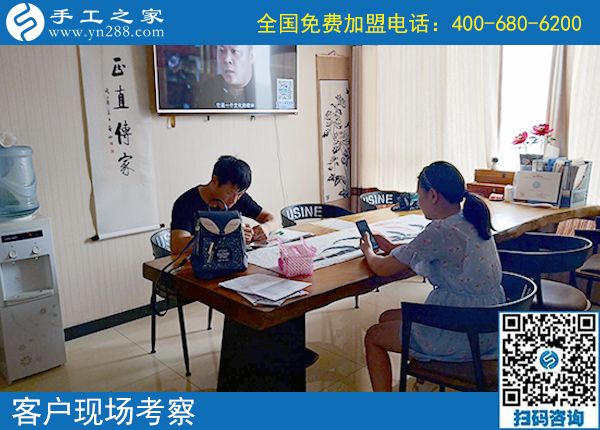 在周?chē)说难壑?，馬先生夫婦的生活是幸福的，除了羨慕之外，更多的是佩服，夫妻倆都是在外上班掙工資的，工作不錯(cuò)，而且空閑時(shí)間兩個(gè)人還一起做著一份手工活兼職，在家還有一份收入，更主要的兩個(gè)人都很喜歡，還能在一起做。 家住安徽靈璧的馬先生夫婦，以前下班后也跟很多上班族一樣，沒(méi)什么事干，馬先生出去跟朋友喝酒聊天，妻子在家看看電視追追劇，雖然日子也很平淡，但兩人少了交流，生活里總感覺(jué)缺點(diǎn)什么。 正是這樣情況長(zhǎng)期存在，正是兩個(gè)人都意識(shí)到這個(gè)問(wèn)題，所以第一次看到手工之家的勵(lì)志珠可以寄到家做的手工活時(shí)，夫婦兩人的意見(jiàn)高度一致，都想趕緊考察一下，然后把這個(gè)手工活拿回家做。 一番了解、一次考察，成就了馬先生夫婦的好兼職，勵(lì)志珠針?lè)ê?jiǎn)單、干凈衛(wèi)生、時(shí)間自由、成品高端，非常適合兩個(gè)人。兩個(gè)人都做的很認(rèn)真，也都做的很好，馬先生雖然是個(gè)男士，但有時(shí)做得比妻子做的還好。 不出門(mén)在家做手工，不僅讓馬先生夫婦有了一份收入，更讓兩個(gè)人能常常坐在一起、相互交流、有說(shuō)有笑。這一次，馬先生寄回一批珠繡成品，結(jié)算加工費(fèi)720元。
