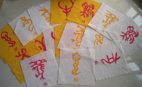 暑假里自由安排時間的掙錢方法，廣東信宜張女士選擇珠繡可以在家做的手工活